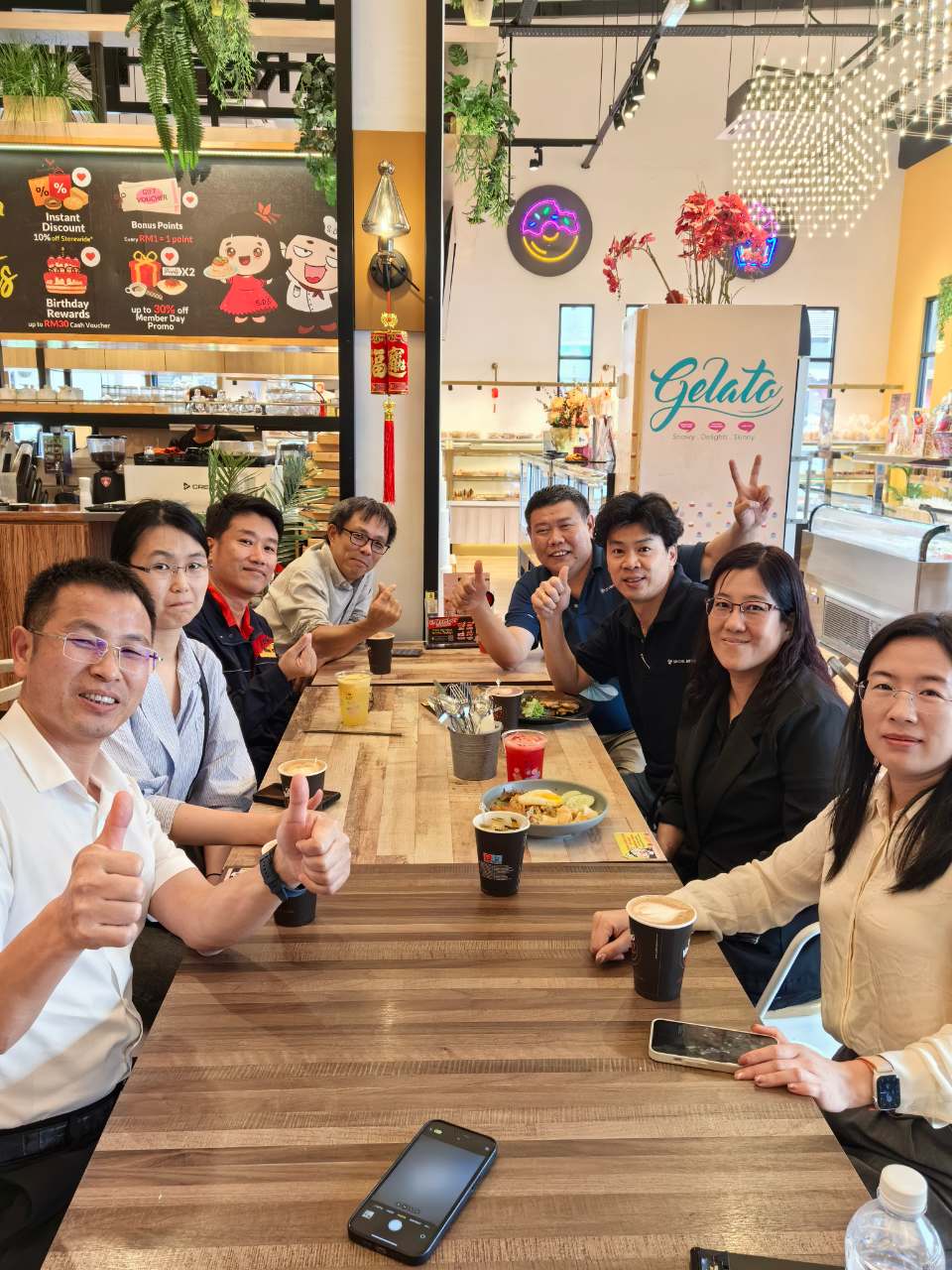 Gruppenfoto mit wichtigen Kunden in Malaysia