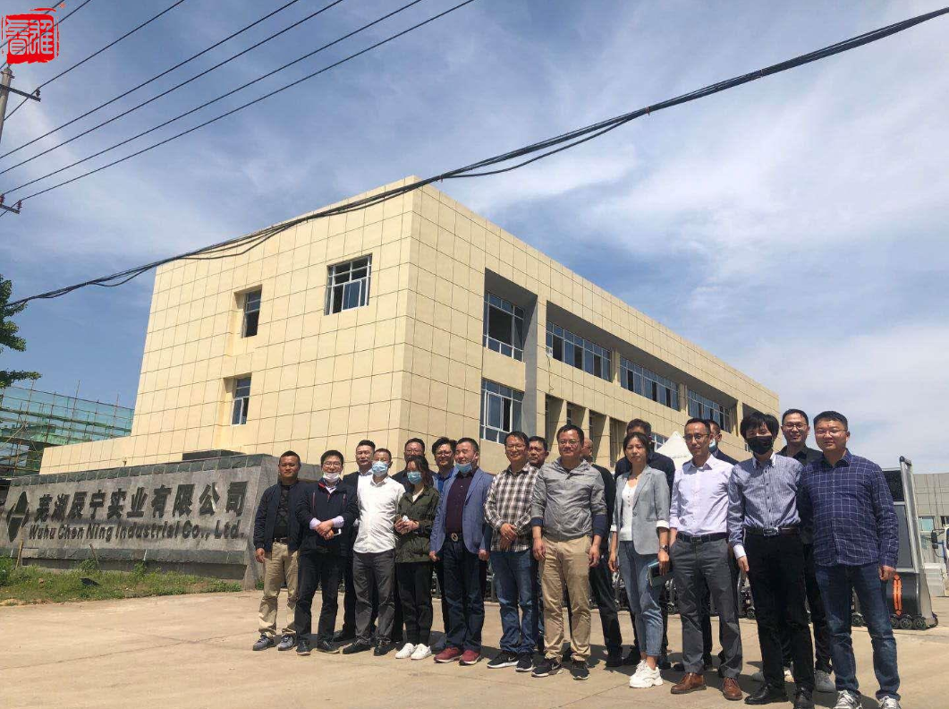 Gruppenfoto der gegenseitigen Besuchs fabrik 1